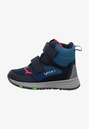 Sneakers z wyśrodkowanym cholewem, w kolorze granatowym i turkusowym, z różowymi akcentami i podwójnymi rzepami. Szara podeszwa z zielonymi akcentami. Teksturowane panele.