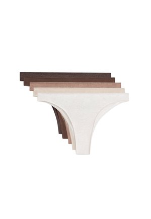 Cinq strings sans coutures pour femmes empilés dans différentes nuances de marron et beige, disposés du plus foncé au plus clair.