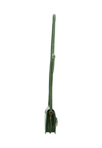 Borsa a tracolla in vernice verde con tracolla regolabile e stretta, forma rettangolare e finiture in metallo dorato.