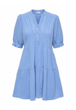 Robe bleu clair texturée jusqu'au genou avec manches courtes bouffantes, col en V boutonné, plis et jupe à volants.