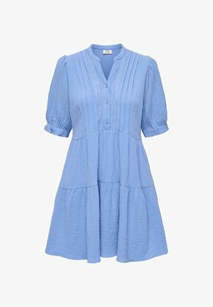 Robe bleu clair texturée jusqu'au genou avec manches courtes bouffantes, col en V boutonné, plis et jupe à volants.