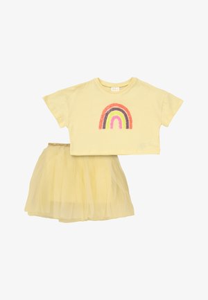 Żółty strój dla malucha składający się z krótkiego topu z kolorową tęczą oraz dopasowanej żółtej spódnicy tiulowej ze złotym pasem.