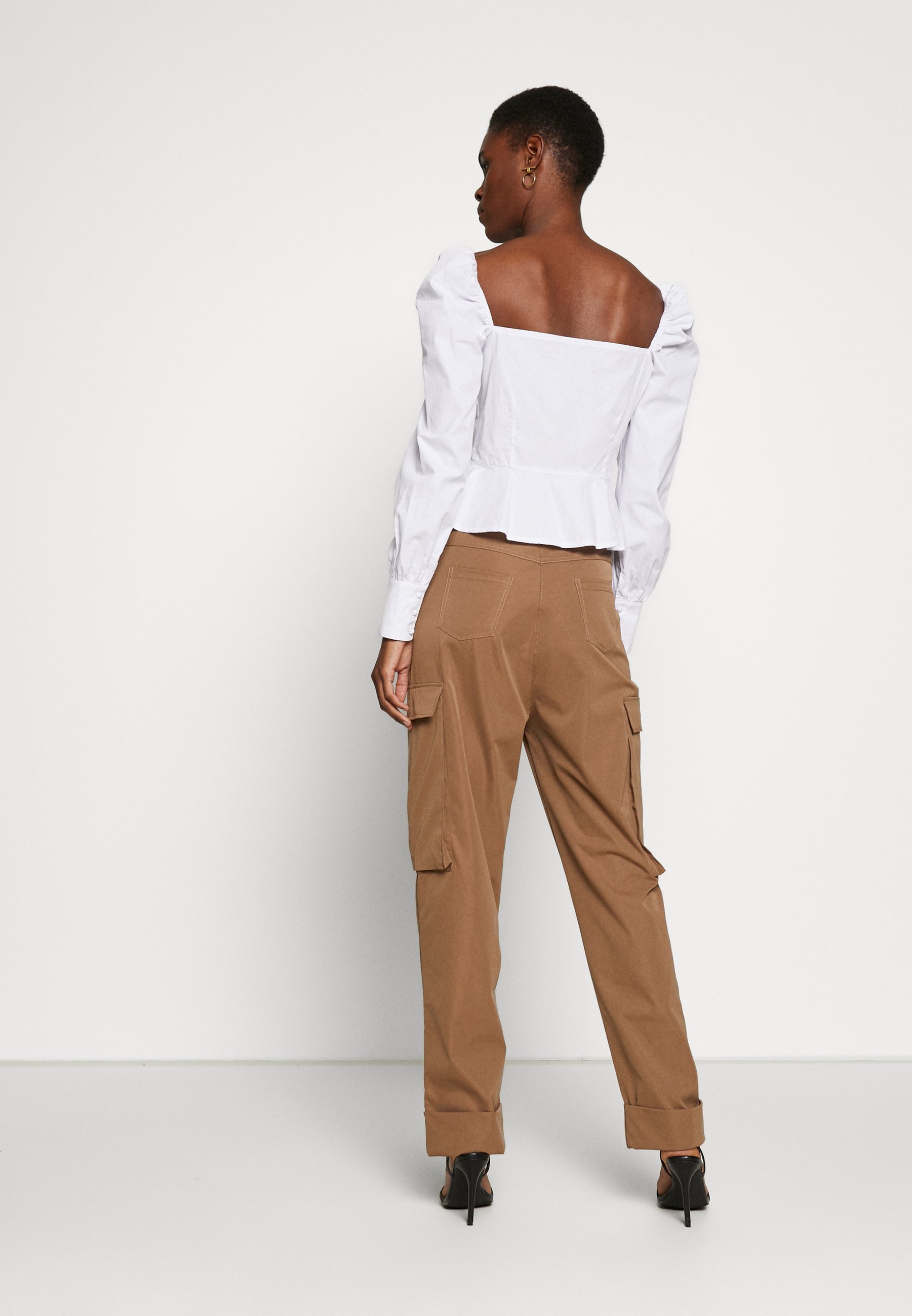 PLEAT FRONT TURN UP HEM CARGO TROUSER Cargobukse tan PLEAT FRONT TURN UP HEM CARGO TROUSER Cargobukse tan
