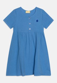 Blå kortermet kjole laget av teksturert stoff, med rund halslinje, frontknapper og en liten brodert blomstdetalj.