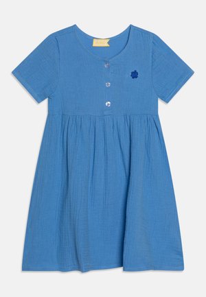 Abito blu a maniche corte realizzato in tessuto testurizzato, con scollatura rotonda, bottoni frontali e un piccolo dettaglio di fiore ricamato.