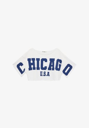 Weißes, kurz geschnittenes T-Shirt mit weitem Ausschnitt und dunkelblauen Blockbuchstaben, die "CHICAGO U.S.A." über Vorderteil und Ärmel buchstabieren.
