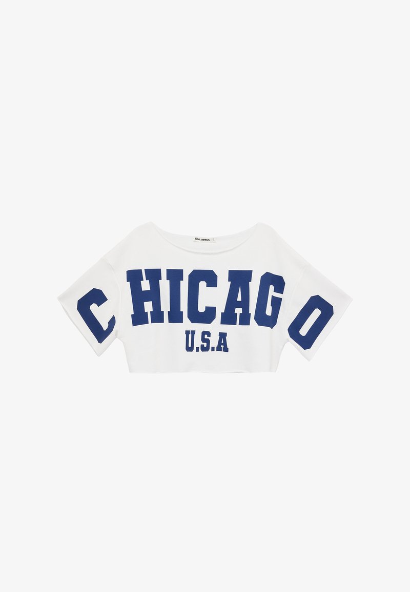 Weißes, kurz geschnittenes T-Shirt mit weitem Ausschnitt und dunkelblauen Blockbuchstaben, die "CHICAGO U.S.A." über Vorderteil und Ärmel buchstabieren.