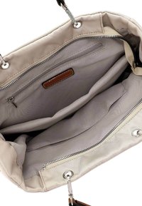 Beige Handtasche mit einer weichen Textur, ausgestattet mit einer Reißverschlusstasche, mehreren Fächern und metallischen Hardwareakzenten. Das Innenfutter ist hellgrau.