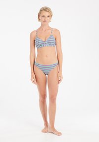 Juostuotas bikini komplektas, sudarytas iš trikampio formos liemenuko ir žemai sėdinčių kelnaičių. Ryškios spalvos su plonų ir storų juostelių deriniu. Tampri medžiaga.