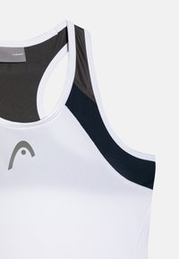 Bela športna majica brez rokavov z črnimi in temno sivo akcenti, z okroglo ovratnikom in logotipom na sprednji levi strani. Gladka tekstura.