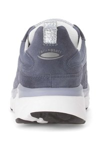 Grijze suède sneaker met witte gaasvoering en een reflecterende zilveren accent. Beschikt over een gevoerde achterkant en zachte demping. Rubberen zool.
