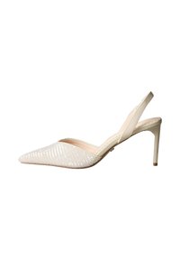 Slingback hak met spitse neus in crème met een gestructureerde, glinsterende stof, voorzien van een dunne hak en minimalistisch ontwerp.