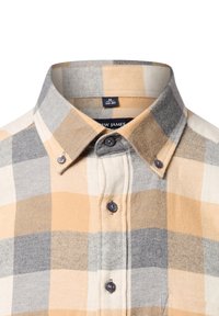 Geruite overhemd in beige, grijs en gele tinten; button-down kraag; zachte stof; heeft twee knopen op de kraag; label zichtbaar aan de binnenkant.