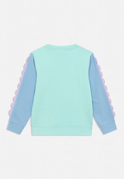 Sweat-shirt à manches longues avec corps vert menthe, manches bleues et pointes festonnées violettes le long des côtés extérieurs des manches.