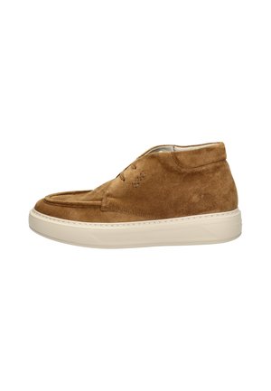 Bruine suède mid-top schoen met dikke witte zool, gesloten veters en zichtbare stiksels, getoond vanaf de buitenkant op een witte achtergrond.