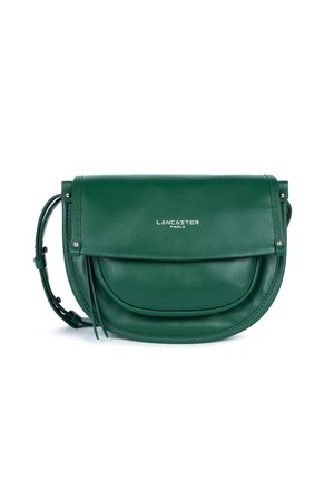 Borsa a tracolla a mezzaluna verde in pelle con pattina, tracolla regolabile, borchie argentate e logo "Lancaster Paris" sulla parte anteriore.