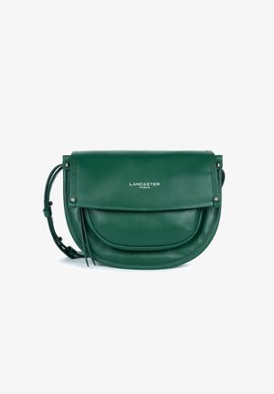 Grüne Leder-Halbmond-Crossbody-Tasche mit Klappe, verstellbarem Trageriemen, silbernen Nieten und "Lancaster Paris"-Logo auf der Vorderseite.