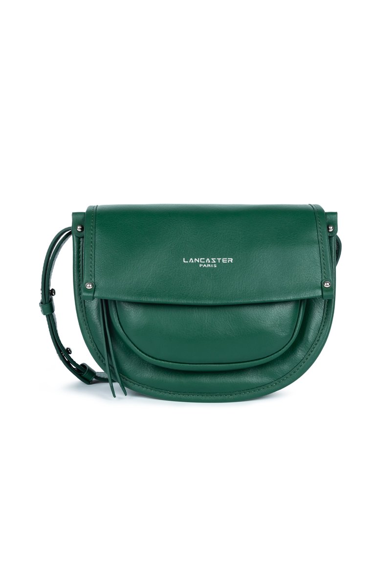 Borsa a tracolla a mezzaluna verde in pelle con pattina, tracolla regolabile, borchie argentate e logo "Lancaster Paris" sulla parte anteriore.
