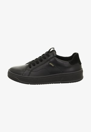 Sneaker en cuir noir avec une finition lisse, bout rond, design à lacets et un accent de talon texturé noir. Présente un détail de logo en or subtil.