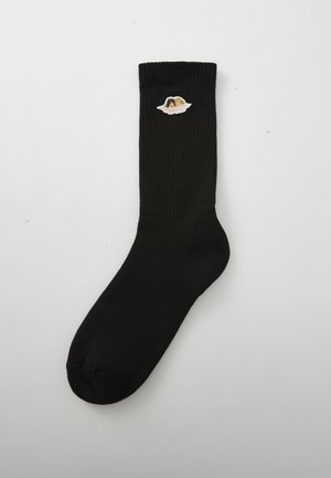 Čierne rebrované ponožky s hladkou textúrou, ktoré majú malé vyšívané zobrazenie dvoch postáv v bielej oblaku.