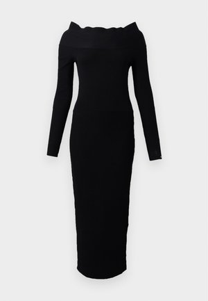 Schwarzes, geripptes Strickkleid mit schulterfreiem Ausschnitt, langen Ärmeln und einer figurbetonten Silhouette, die bis zur Mitte der Wade reicht.