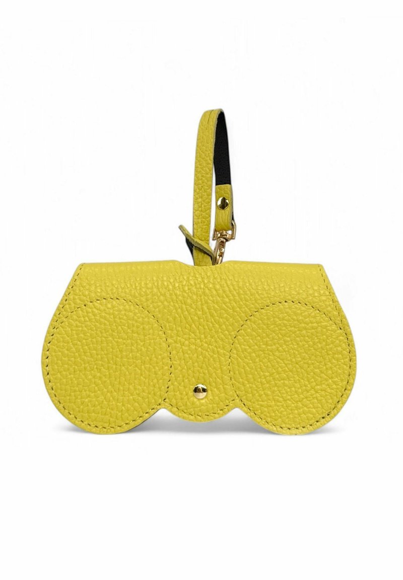 Portefeuille en cuir jaune en forme de jumelles, avec une texture granuleuse, des extrémités rondes, des accessoires en or et une sangle noire pour le transport.