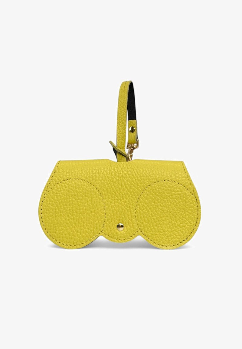 Portefeuille en cuir jaune en forme de jumelles, avec une texture granuleuse, des extrémités rondes, des accessoires en or et une sangle noire pour le transport.