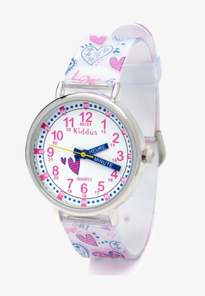 Reloj de cuarzo con caja de metal plateado, esfera blanca, números rosas y manecillas azul para las horas y los minutos. La correa transparente presenta coloridos patrones de corazones.