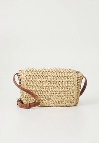 Bolso bandolera de paja trenzada con forma rectangular, correa de cuero color camel y detalles sutiles de costura. Color natural con exterior texturizado.