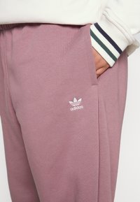 adidas Originals Teplákové kalhoty - brown