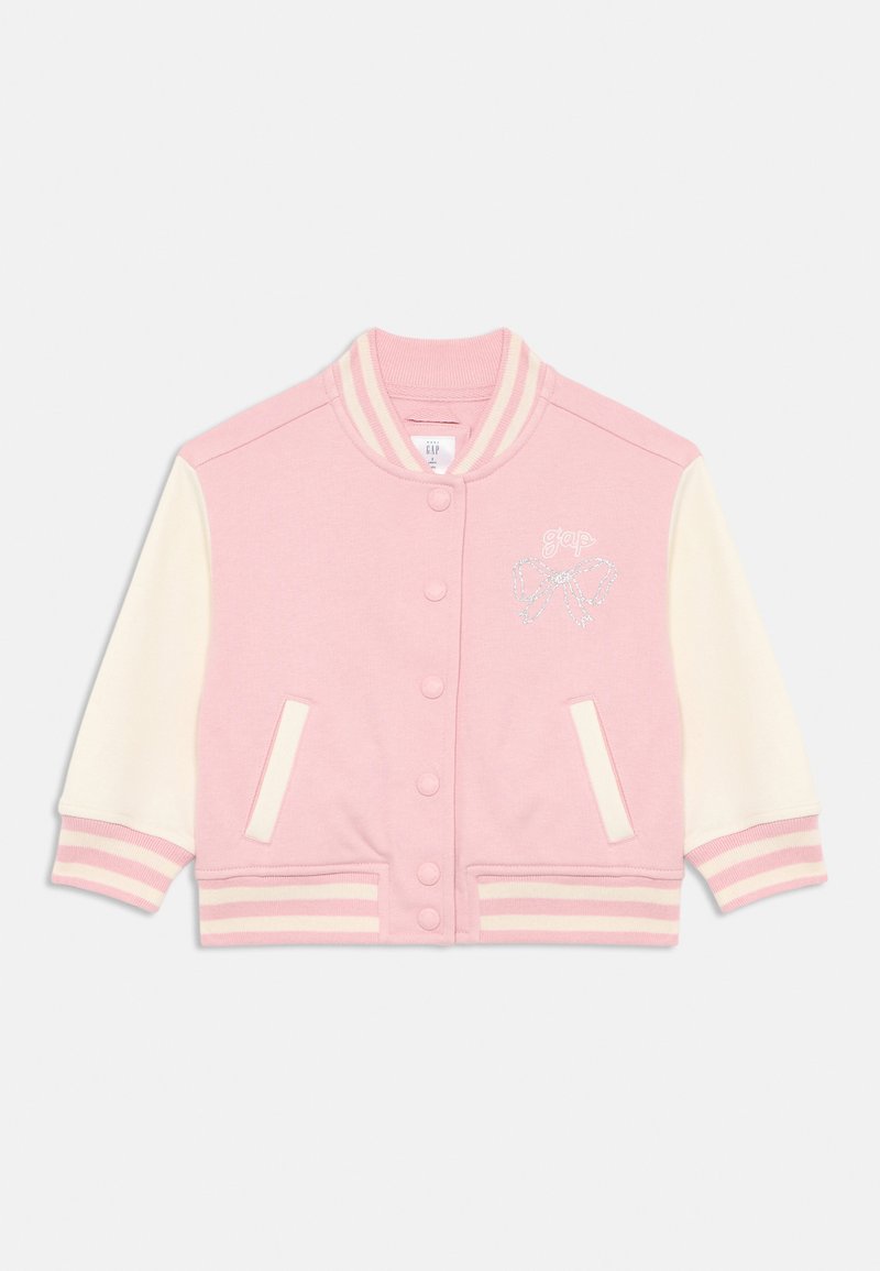 Ružová univerzitná bunda s krémovými rukávmi, rebrovaným golierom a pruhovanými manžetami. Obsahuje patentky a jemný strieborný logo detail. Hladká štruktúra.