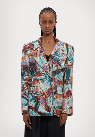 Blazer a cuadros multicolores con un diseño de doble botonadura, con grandes botones y bolsillos, hecho de un tejido texturizado con pliegues visibles.
