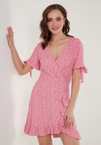 LELA FLORAL V NECK RUFFLE DETAIL MINI  - Denné šaty - fuchsia