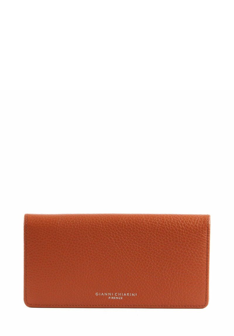 Portefeuille en cuir orange avec une finition texturée, forme rectangulaire et logo embossé en bas. Aucun élément métallique ou accent visible.