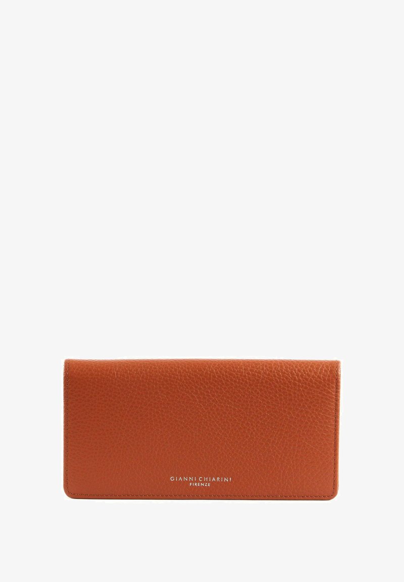 Portefeuille en cuir orange avec une finition texturée, forme rectangulaire et logo embossé en bas. Aucun élément métallique ou accent visible.