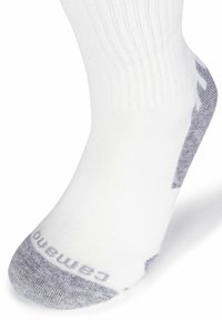 Calza bianca con texture a costine e accento grigio sulla punta. Presenta la scritta "Camarque" stampata in grigio sulla suola della calza.