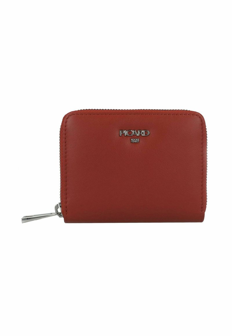 Portefeuille en cuir rouge avec fermeture éclair, présentant un logo argenté, une texture lisse et une forme rectangulaire. Design minimaliste sans motifs.
