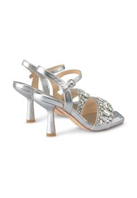 Sandalias de tacón alto plateadas con una pequeña punta cuadrada, correa ajustable y detalles de strass en la parte delantera. Acabado metálico suave.