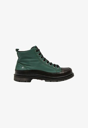 Botín de cuero negro y verde de caña alta con cordones negros, suela de goma, detalles cosidos y un pequeño logo plateado en el costado.