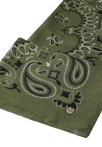 Sciarpa verde con motivo paisley, realizzata in tessuto morbido con una texture a spina di pesce. Presenta dettagli in bianco e nero e un piccolo etichetta in metallo con logo.