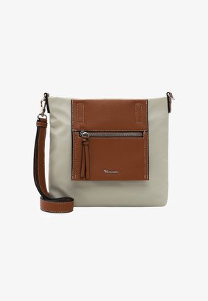 Tan og lysegrå crossover taske med en pebble-læder frontlomme, lynlåslukning, justerbar strop og kontrasterende syninger.