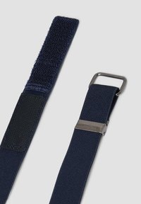 Marineblauwe verstelbare riem met een klittenbandsluiting aan één kant en een metalen lus aan de andere kant voor bevestiging. Duurzaam textielmateriaal.