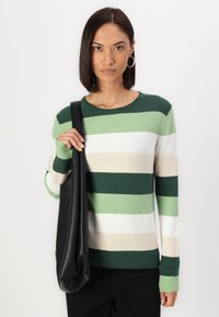 Gestreepte gebreide trui met groene, beige en witte kleuren, ronde halslijn, lange mouwen, een gladde textuur en een getailleerde snit.