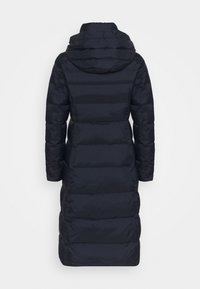 Navyblauwe donsjas met horizontaal doorgestikte delen, een capuchon en lange mouwen. Standaardlengte, gladde textuur en geen zichtbare hardware.