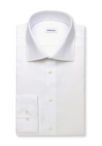 Chemise blanche à manches longues avec col italien et poignets boutonnés, soigneusement pliée avec l’étiquette de la marque visible à l’intérieur du col.