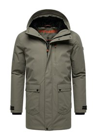 Parka imperméable vert olive avec capuche amovible, fermetures éclair et à snap, quatre poches avant et détails de doublure intérieure rouges.