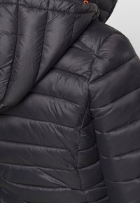 Schwarze Daunenjacke mit gesteppten Abschnitten, einer Kapuze und orangefarbenen Kordeln. Glattes, glänzendes Material mit einer weichen Textur.