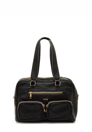 Bolso de mano de cuero negro texturizado con dos bolsillos frontales con cremallera, cierre superior con cremallera y doble asa para el hombro.