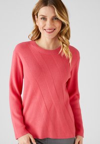 Maglione rosa a coste con maniche lunghe, caratterizzato da un motivo diagonale testurizzato e un collo rotondo. Adatto per un look casual.