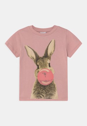 Pink kortærmet skjorte med en kaningrafik, der blæser en stor lyserød tyggegummiboble på fronten.